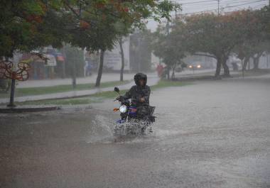Este día, domingo 20 de septiembre, una zona de baja presión con probabilidad para desarrollo ciclónico o posible ciclón tropical al sur de las costas de Jalisco, Colima y Michoacán, propiciará lluvias.