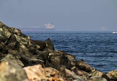 Buques de carga en el Golfo de Omán, cerca del Estrecho de Ormuz, vistos desde las cercanías de Khor Fakkan, Emiratos Árabes Unidos.