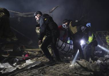 Agentes de policía trasladan el cuerpo de una persona fallecida en un ataque con drones rusos en un vecindario residencial de Zaporiyia, Ucrania, el 21 de marzo de 2024. FOTO: