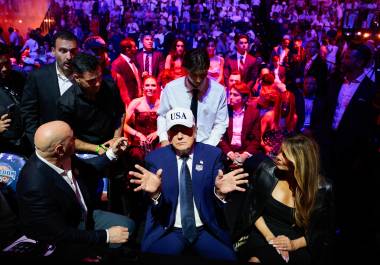 El presidente Donald Trump durante e al evento UFC Freedom 250 junto al presidente y director ejecutivo de la UFC, Dana White (i), y la primera dama Melania Trump en el jardín sur de la Casa Blanca en Washington.