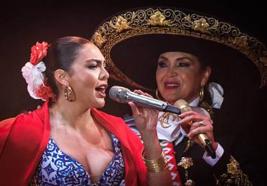 La cantante Aída Cuevas, y su hija Valeria Cuevas, durante su participación en el festival de música Zócalo, lindo y querido. Maratón de mariachis de la Ciudad de México realizado en el zócalo capitalino.