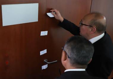 El miércoles, personal de resguardo del Senado había colocado sellos en la puerta del espacio habilitado.