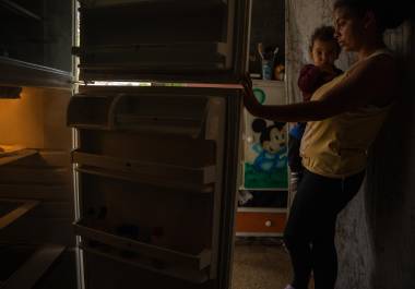 El aumento descontrolado de los precios de los alimentos ha obligado a las familias a racionar cada producto, dejando muchos refrigeradores prácticamente desiertos ante la imposibilidad de reponer lo básico.