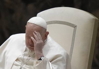 El papa Francisco se toca la frente durante su audiencia general semanal en el Vaticano, el miércoles 12 de febrero de 2025. (AP Foto/Alessandra Tarantino)