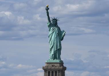 “Oye, Estados Unidos: Devuélvele a Francia la Estatua de la Libertad”, dijo el Parlamento Europeo y copresidente de un pequeño partido de izquierda en Francia, Raphaël Glucksmann.