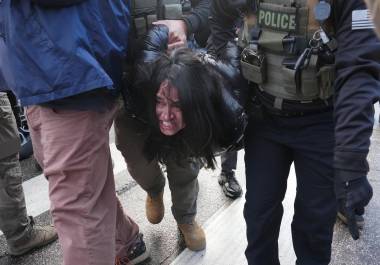 Agentes federales detienen a una persona durante una protesta contra las redadas migratorias el martes 13 de enero de 2026, en Minneapolis.