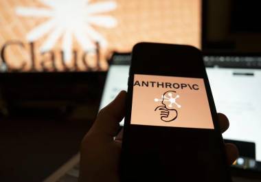 Una persona sostiene un teléfono con el logotipo de la inteligencia artificial (IA) Anthropic, Claude.