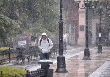 El Servicio Meteorológico Nacional prevé contrastes extremos este martes, con lluvias intensas en el sureste y ambiente gélido con heladas en el norte del país, en plena antesala de las celebraciones navideñas