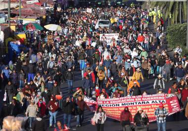 Integrantes del CNTE se movilizaron de Palacio Nacional hacia la Cámara de Diputados.