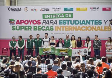 El gobernador Manolo Jiménez encabezó la entrega de apoyos escolares en Coahuila.