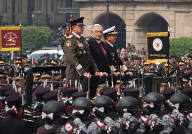 En el marco de 214 Aniversario de la Independencia de México, Luis Cresencio Sandoval, secretario la Defensa Nacional; Andrés Manuel López Obrador, presidente de México, y Rafael Ojeda, secretario de Marina, encabezaron el Pase de Revista previo al Desfile Militar en el Zócalo capitalino.