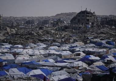 Tiendas que sirven de refugios para palestinos desplazados, entre la devastación causada por las operaciones terrestre y aérea de Israel en la Ciudad de Gaza, el 5 de diciembre de 2025. (AP Foto/Abdel Kareem Hana)