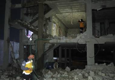 La oposición demócrata denuncia no haber sido informada previamente del ataque y acusa al Gobierno de haber iniciado una guerra encubierta sin la autorización del Congreso.