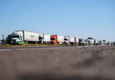 Transportistas de la región avanzaron en caravana y realizaron cierres intermitentes para manifestar su rechazo a reformas que consideran dañinas para el sector agropecuario y para exigir seguridad en las carreteras.