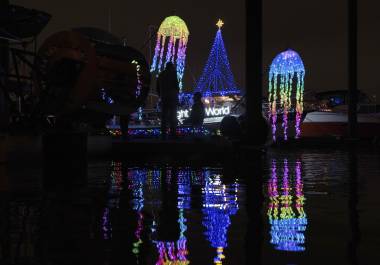 Las luces adornan los barcos en Riverplace Marina antes de un desfile navideño de barcos el viernes 12 de diciembre de 2025 en Portland, Oregón.