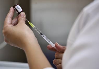 Autoridades sanitarias aplican el refuerzo de la vacunación con horarios ampliados y brigadas en campo.