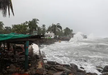 Durante la mañana del lunes, el huracán ‘Simon’ se degradó a categoría 2 en la escala Saffir-Simpson.