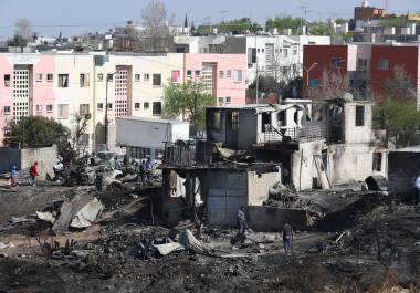 Integrantes del grupo “Manos que ayudan” organizan la colecta para apoyar a las familias damnificadas por el incendio en Lomas del Refugio.