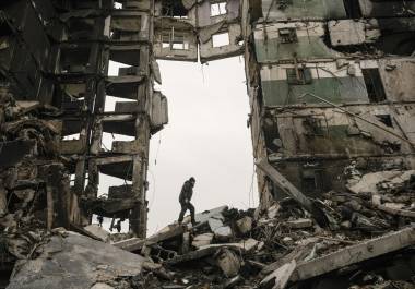 Un residente busca pertenencias en un edificio de apartamentos destruido durante los combates entre las fuerzas ucranianas y rusas en Borodyanka, Ucrania, el 5 de abril de 2022.