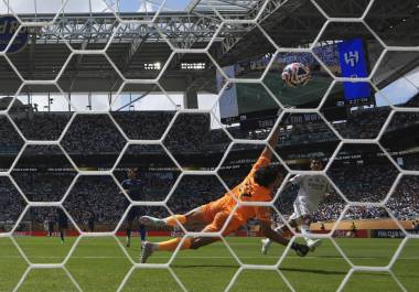 Yassine Bounou detuvo un penal en el tiempo añadido y evitó la derrota de Al-Hilal ante el Real Madrid en Miami.