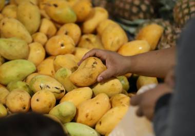 El consumo de frutas y verduras es bajo en la población, especialmente en niños y jóvenes.