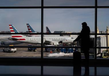 El presidente Donald Trump amenazó el sábado con desplegar agentes del Servicio de Inmigración y Control de Aduanas en los aeropuertos a partir del lunes 23 de marzo si los demócratas no aprobaban de inmediato un plan para financiar el Departamento de Seguridad Nacional.