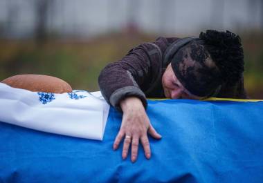 Una madre llora ante el ataúd de su hijo Oleh Borovyk, un militar ucraniano que murió en combates con las fuerzas rusas cerca de Pokrovsk, durante su funeral en Boiarka, Ucrania, el miércoles 3 de diciembre de 2025.