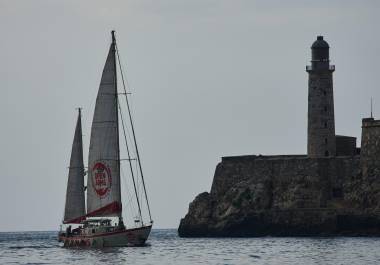 El navío Astral, de la organización humanitaria española Open Arms, llega el domingo 19 de julio de 2026 a la bahía de La Habana, Cuba, informó AP.