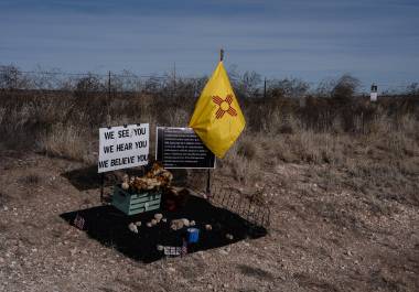 Un monumento en memoria de las víctimas de Jeffrey Epstein cerca del Rancho Raphael, anteriormente conocido como el Rancho Zorro, propiedad de Epstein, en Stanley, Nuevo México.