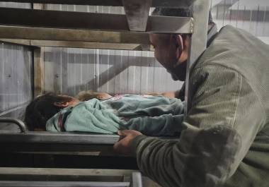 Un hombre coloca el cuerpo de un menor en la morgue de un hospital tras bombardeos israelíes en Jan Yunis, Franja de Gaza, el 18 de marzo del 2025. FOTO: