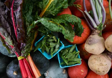 Explorar productos locales e incorporar nuevos sabores y texturas en la cocina incentiva hábitos alimenticios más saludables.