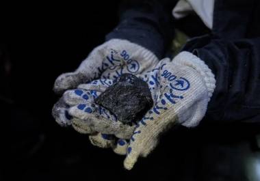 Un operario muestra un trozo del mineral extraído de una mina en Dnipropetrovsk. Las reservas minerales de Ucrania son relevantes para que EU y otros países del G7 reduzcan su dependencia de China.