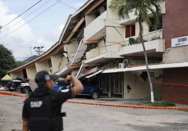 Edificación afectada por el terremoto de magnitud 7,7 que sacudió el sureste de Panamá, con una profundidad de 10 kilómetros y generó daños en varios edificios y carreteras cercanas a la localidad de Tonosí, epicentro del temblor, este viernes en Penonomé.