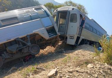 La tragedia del Tren Interoceánico del Istmo de Tehuantepec continúa cobrando vidas. Este 1 de enero se confirmó la muerte de una adulta mayor hospitalizada, elevando a 14 el número de personas fallecidas.