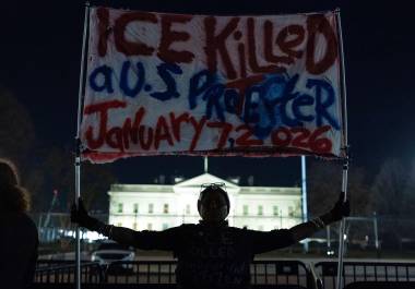 Manifestante sostiene una pancarta frente a la Casa Blanca denunciando la muerte de Renee Nicole Good, ocurrida el 7 de enero de 2026 durante un operativo de inmigración.