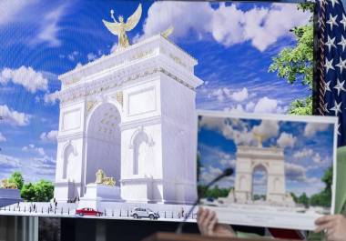 La portavoz de la Casa Blanca, Karoline Leavitt, presentó los planes del presidente de EU, Donald Trump, para construir un arco del triunfo en Washington con motivo del 250 aniversario de la independencia del país.
