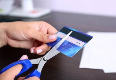 ¡Cuidado! Sobregiro en tarjetas puede comprometer ingresos y generar deudas difíciles de pagar.