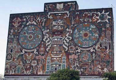 Las fallas en el primer examen de admisión en línea de la UNAM incluyeron la cancelación de pruebas porque el sistema presuntamente confundió reflejos en lentes o pantallas con dispositivos prohibidos, resultados atípicos con puntajes extrañamente altos, la posible filtración previa de reactivos y fallas técnicas del sistema de supervisión remota.
