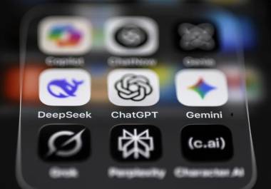 Una pantalla de un smartphone que muestra los iconos de las aplicaciones de inteligencia artificial (IA) Deepseek, ChatGPT y Gemini.