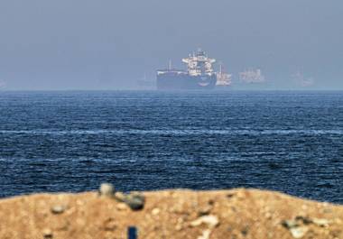 Buques de carga cerca del Estrecho de Ormuz, vistos desde Khor Fakkan, Emiratos Árabes Unidos, mayo del 2026.