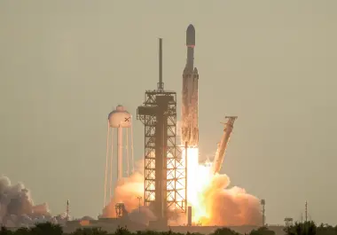 Un cohete Falcon Heavy de SpaceX despega desde el complejo de lanzamiento 39A del Centro Espacial Kennedy con el Telescopio Roman del observatorio espacial a bordo, el domingo 30 de agosto de 2026, en Cabo Cañaveral, Florida.