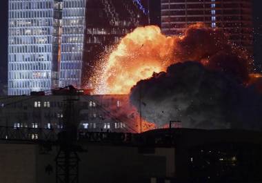 Una explosión en Tel Aviv, Israel, el viernes 13 de junio de 2025, durante un ataque con misiles.