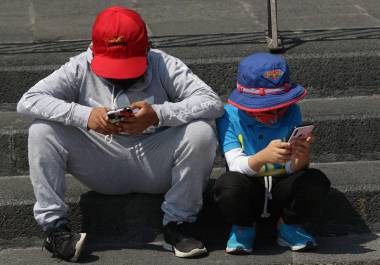 El nuevo padrón de telefonía móvil en México ha generado dudas entre padres y tutores sobre qué CURP debe registrarse en las líneas usadas por menores de edad.