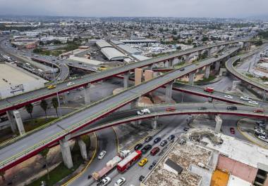 Conductores destacan una mayor fluidez en el distribuidor vial El Sarape tras los cambios implementados por el municipio.