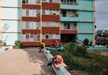Esta situación, agravada por las sanciones estadounidenses al suministro de petróleo extranjero y el deterioro de la red eléctrica nacional, golpea con dureza a Cuba.