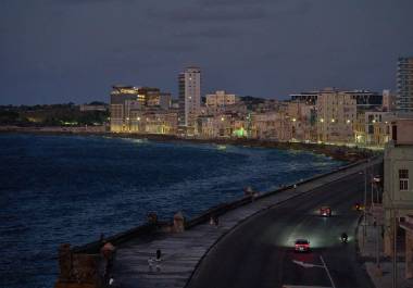 Varios vehículos circulan por el Malecón al atardecer en La Habana, informó la agencia de noticias The Associated Press.