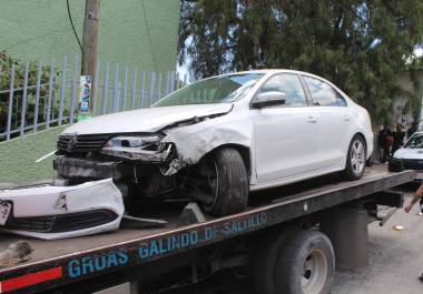 La conductora de un Volkswagen Jetta perdió el control de la dirección al realizar una vuelta hacia la calle Pablo de Mejía, provocando daños en varios vehículos estacionados.