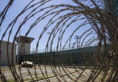 Torre de control dentro del centro de detención Camp VI en la Base Naval de la Bahía de Guantánamo.Trump usa prisiones federales para detener a algunas personas arrestadas su batalla contra la inmigración.