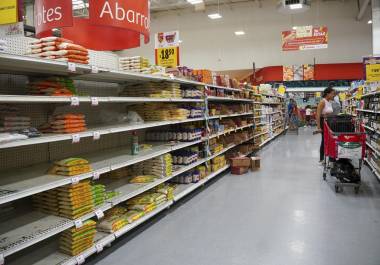 Ingresos bajaron en el segundo mes de este año en los giros de abarrotes, productos textiles, línea blanca y electrodomésticos. FOTO: