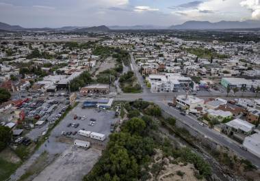 Dudas. Vecinos del norte señalan que, pese a los anuncios oficiales, el proyecto para encauzar el Arroyo del Cuatro sigue sin fecha, mientras las lluvias continúan dejando inundaciones y daños en sus viviendas.